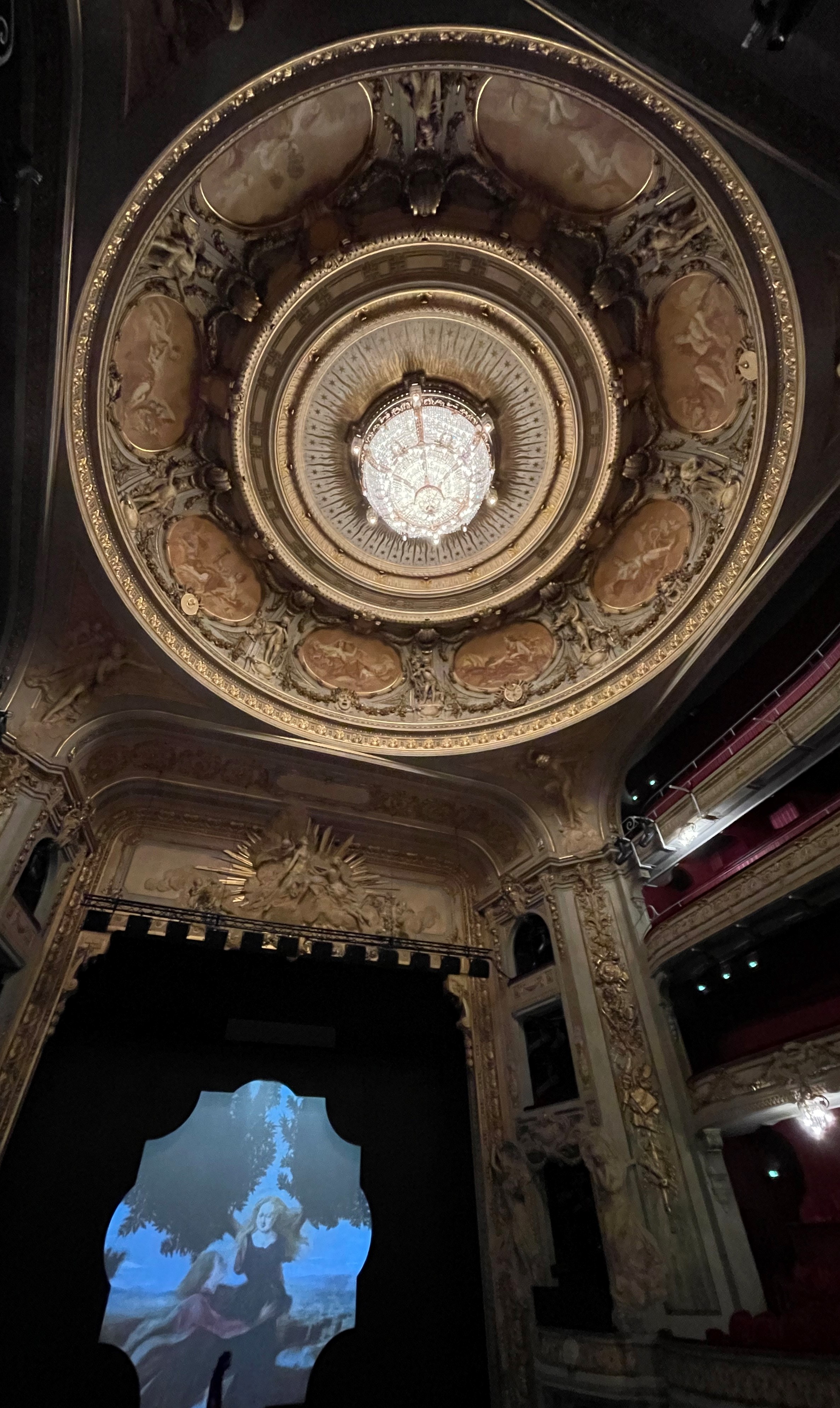 le grand lustre de la salle de l'Opéra